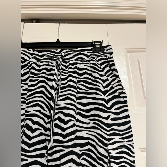 Jules & Leopold Casuals Women's Zebra Print Cropped Jogger Pants Size Medium - Picture 2 of 8